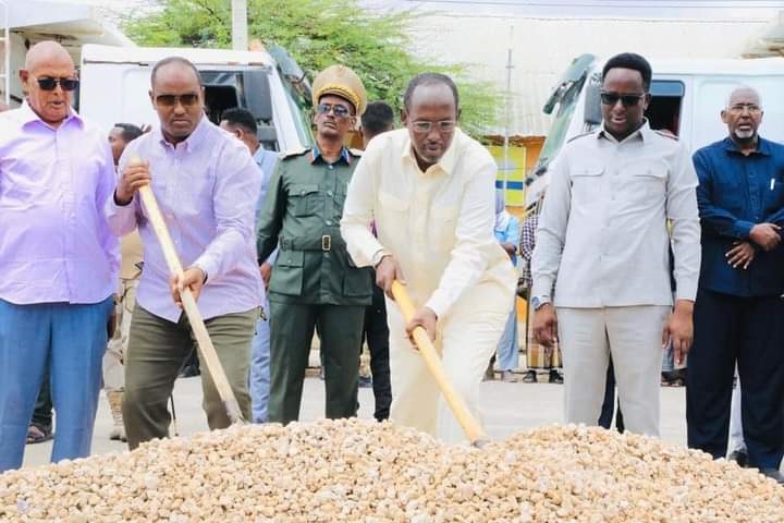 Guddoomiyaha Gobolka Banaadir ayaa maanta dhagax dhigay dhismaha waddo Laami ah oo marta suuqa deegaanka Garasbaaleey