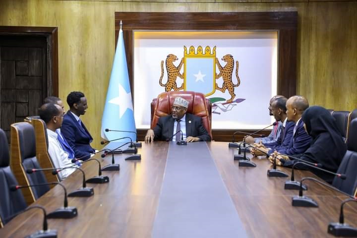 guddoomiye sheekh aadan madoobe  oo xafiiskiisa ku qaabilay lataliye xamse warfaa