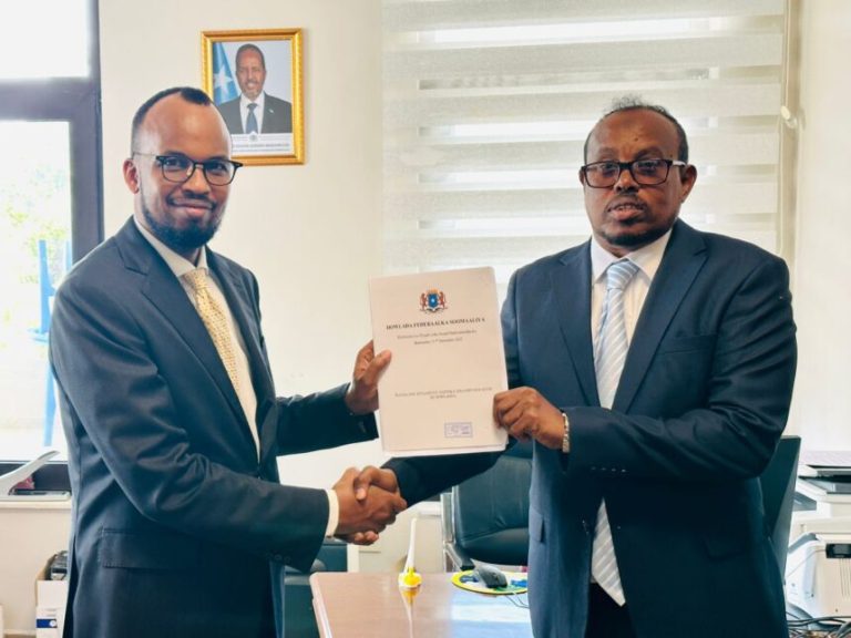 Wasaaradda Maaliyadda XFS oo Golaha Shacabka ee BJFS u gudbisay Xisaab -xirka Dowladda ee sanadk 2022-ka