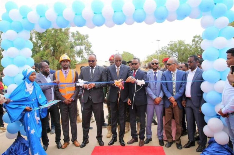 Madaxweyne Lafta gareen oo xarigga ka jaray wejiga 1-aad dhismaha waddooyinka Magaalada Baydhabo