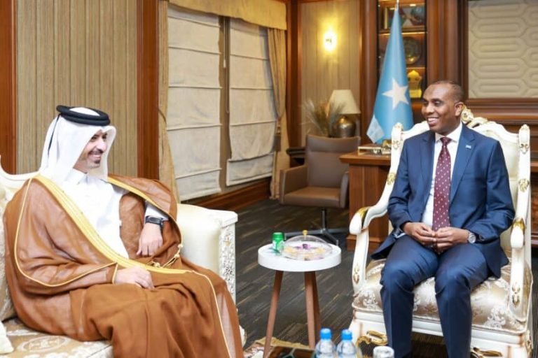 Ra’iisul Wasaare Xamsa Cabdi Barre oo xafiiskiisa ku qaabilay danjiraha dowladda Qatar
