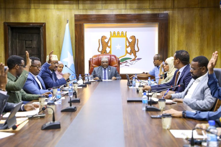 guddoomiye sheekh aadan madoobe oo shir guddoomiyey kulanka guddiga joogtada ah ee golaha shacabka