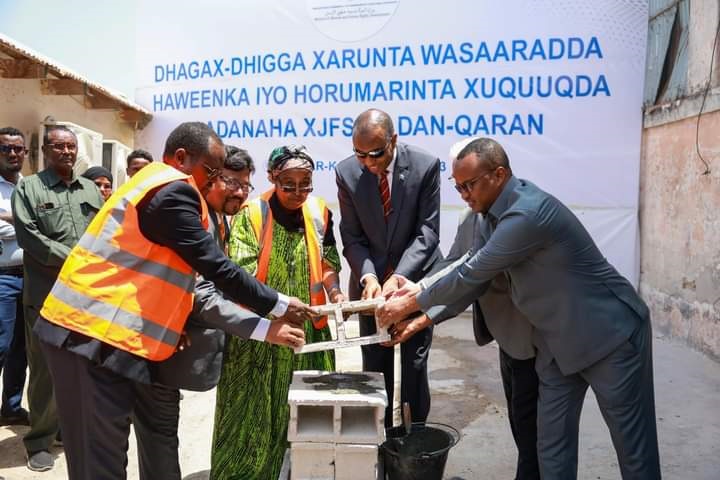 Ra’iisul Wasaaraha XFS oo dhagax-dhigay Xarunta cusub ee Wasaaradda Haweenka iyo Xuquuqul Insaanka.