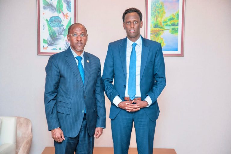 Ergayga Gaarka ah ee Arrimaha Somaliland oo la kulmay Lataliyaha sare ee dimuqraadiyada iyo Xuquuqul Insaanka Maraykanka