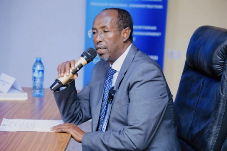 Duqa muqdisho oo digniin u jeediyay dadka ka macaasha gargaarka loogu tala galay barakacayaasha