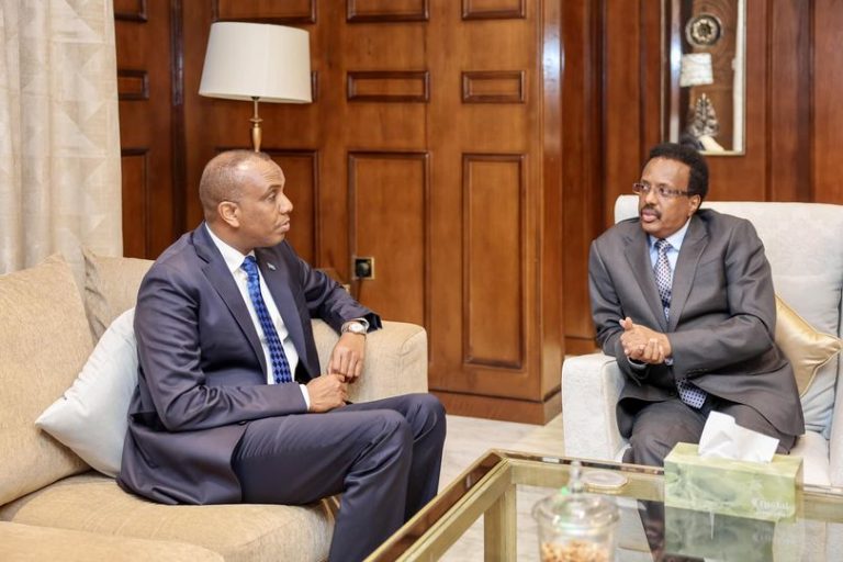 Ra’iisul Wasaaraha XFS Xamsa Cabdi Barre oo kulan la yeeshay Madaxweynihii Hore Maxamed Cabdullaahi Farmaajo
