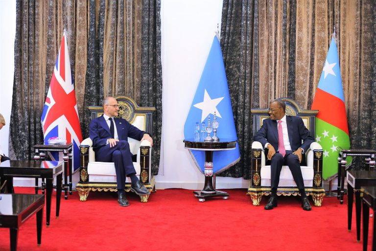 Madaxweynaha Koofur galbeed oo Baydhabo kula kulmay Safiirka Ingiriiska.