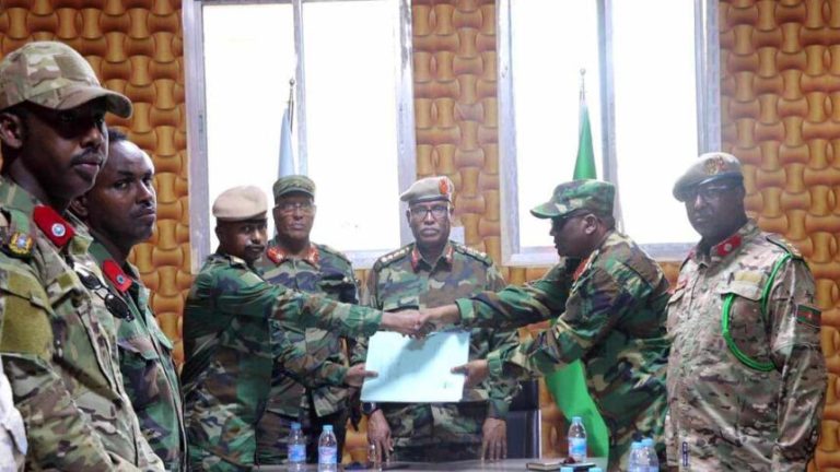 Taliyaha cusub ee Ciidanka dhulka Xoogga Dalka Soomaliyeed oo xilka la wareegay