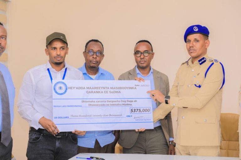 Guddoomiyaha Hay’adda SoDMA oo deeq lacageed gaarsiiyay Isbitaalka Madiina