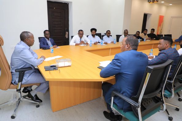 Guddoomiyaha Gobolka Banaadir oo la kulmay Maareeyaha hay’adda aqoonsiga iyo diiwaan gelinta Qaranka.