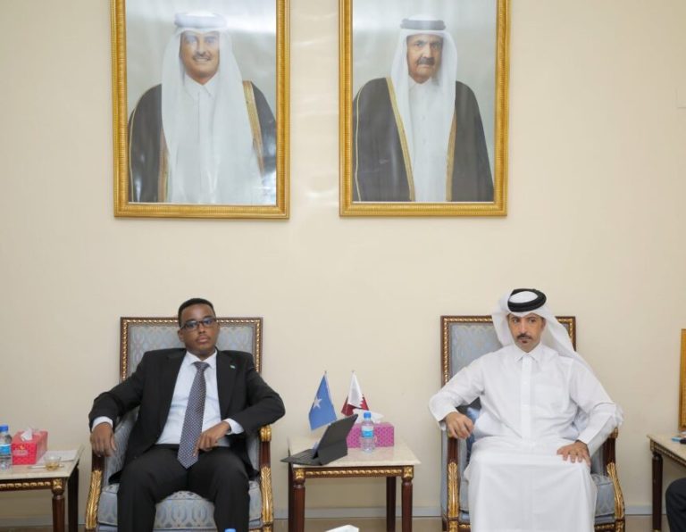 Wasiirka shaqada XFS oo la kulmay Safiirka Qatar ee Soomaaliya
