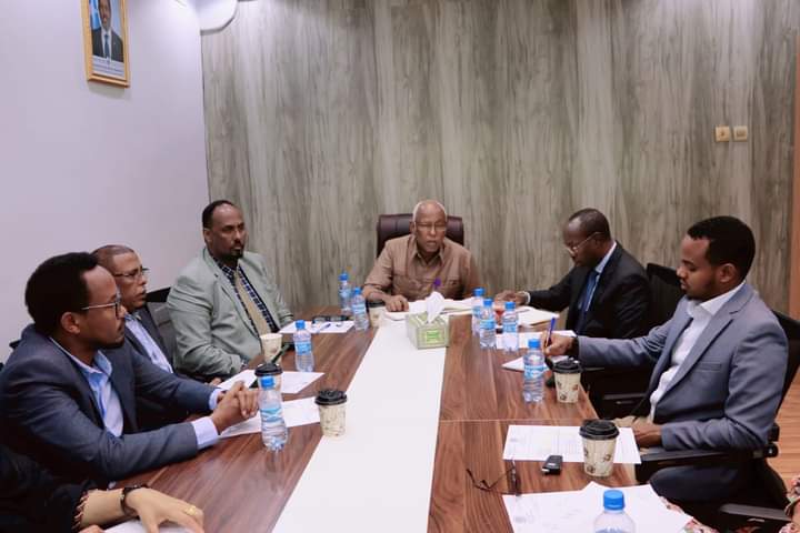 Guddiga gargaarka  arrimaha xabsiga dhaxe ee xamar ee golaha shacabka  oo la kulmey gudoomiyaha gobalka Banaadir