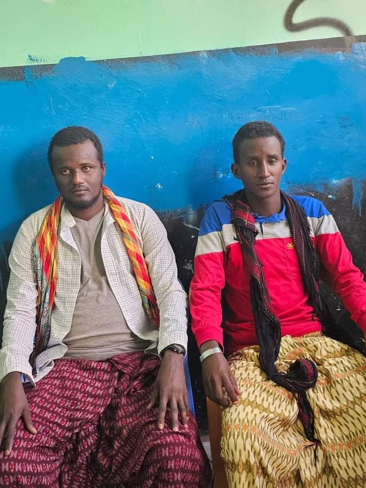 Xassan Xusseen iyo Deerow Macallin Ibraahim oo Khawaarijta ka tirsanaa ayaa isku soo dhiibay Ciidamada xds.