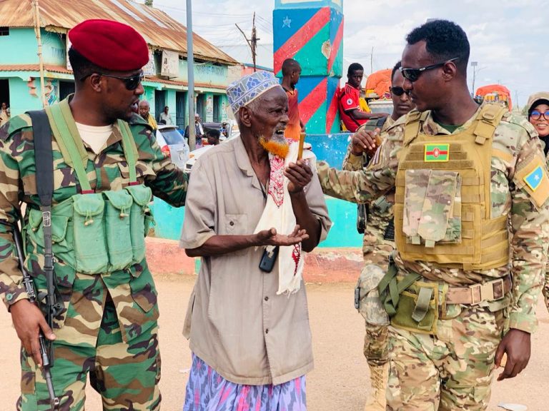 Taliyaha Ururka 4-aad Guutada 16aad ee Danab oo booqday Qoysas ay ka shahiideen Qaar ka mid ah shuhadadda ciidanka CXDS