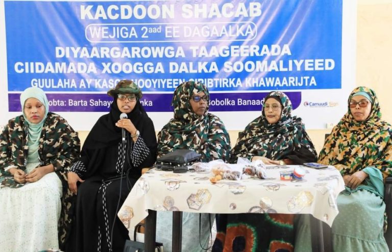 haweenka soomaaliyeed oo muujiyey garab istaaga ciidammada.