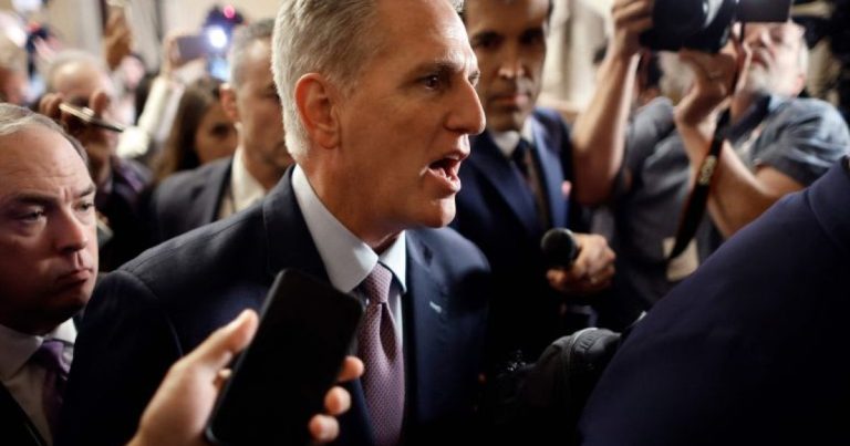 Koongareeska Mareykanka oo markii ugu horeysay xilka ka xayuubiyay Afhayeenkoodi