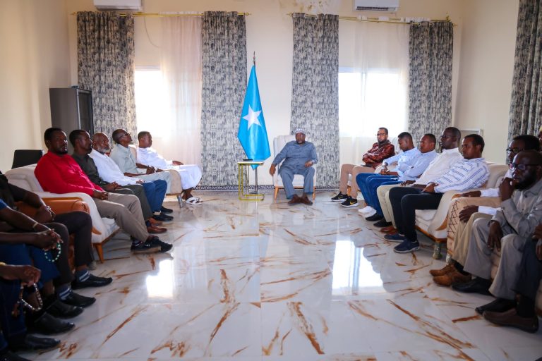 Guddoomiyaha Golaha Shacabka oo kulan is-xogwareysi ah la qaatay Xildhibaannada Golaha Deegaanka Degmada Xudur.