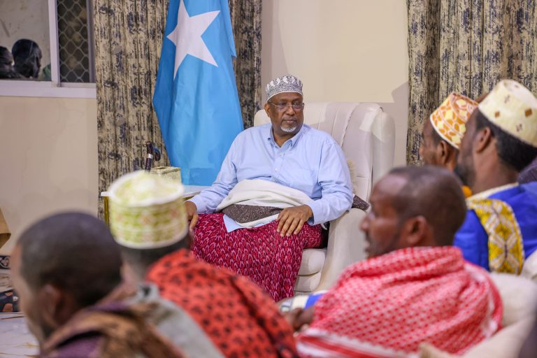 Guddoomiyaha Golaha Shacabka oo kulan la qaatay duubabka dhaqanka ee Gobolka Bakool.