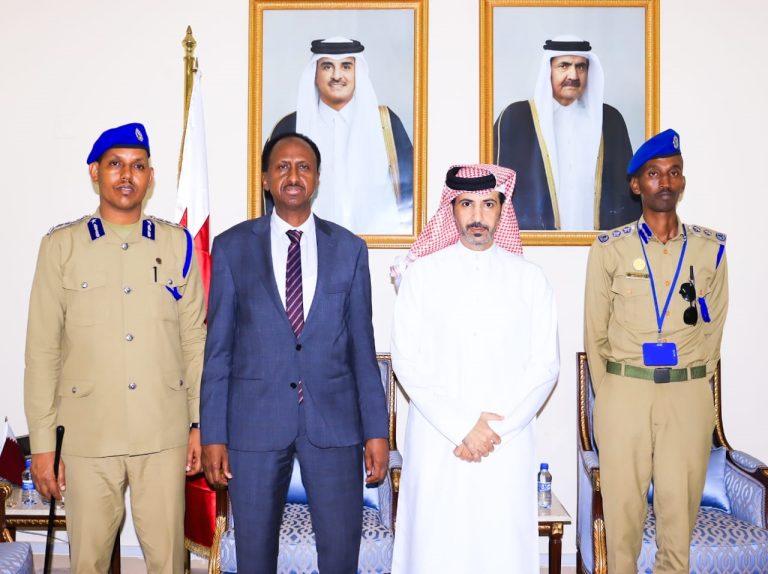 wasiirka wasaaradda amniga iyo taliyaha ciidanka boliiska oo la kulmey safiirka safaaradda qatar ee mogdisho.