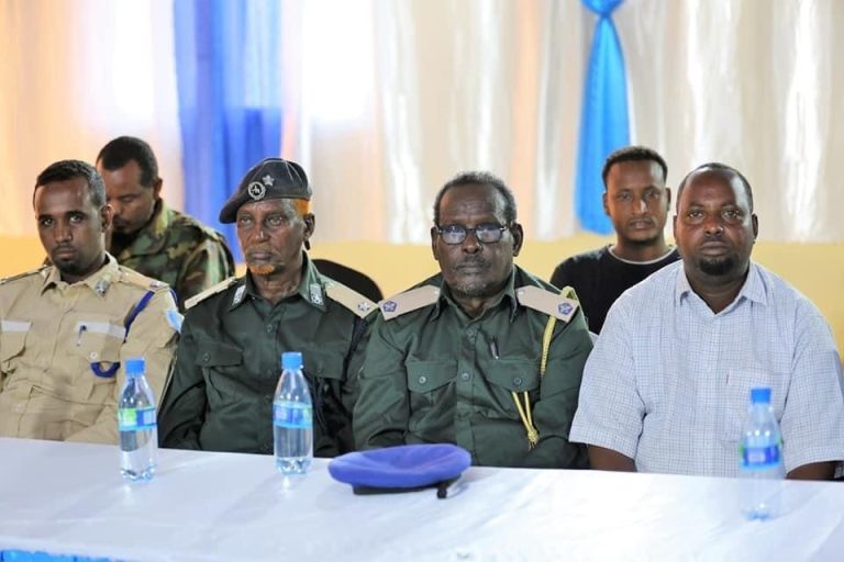 wasiirka amniga xfs iyo taliyaha boliiska soomaaliyeed oo la kulmey safiirka safaaradda qatar