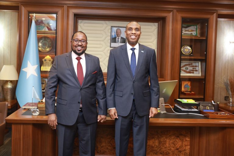 Ra’iisul Wasaare Xamsa oo qaabiley Hoggaamiyaha Maamulka KMG SSC.