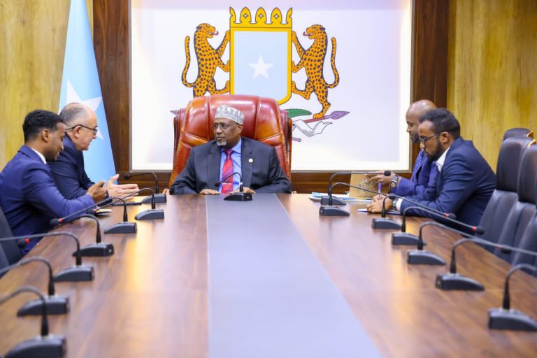 Guddoomiye sheekh aadan oo qaabilay Danjiraha dalka Turkiga