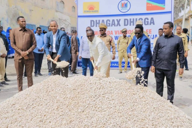 Guddoomiyaha Gobolka Banaadir oo dhagax-dhigay dhismaha wadada Via Moscow