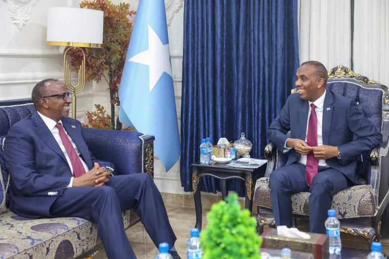 Ra’iisul Wasaare Xamsa oo Wasiirka Difaaca Kenya kala hadlay Xoojinta Amniga labada dal iyo ciribtirka Khawaarijta