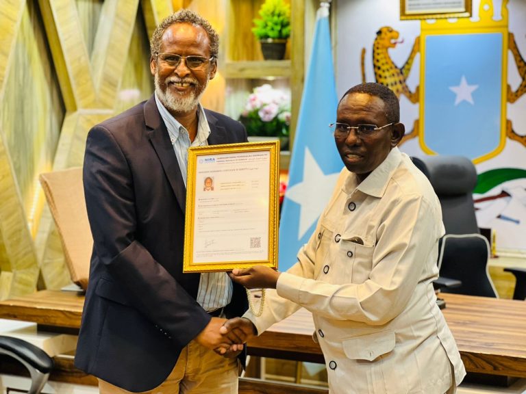 guddoomiye ku xigeenka guddiga Qaranka ee Shaqaalaha rayidka ah oo  la guddoonsiiyey shahaadada kaarka aqoonsiga Qaranka.