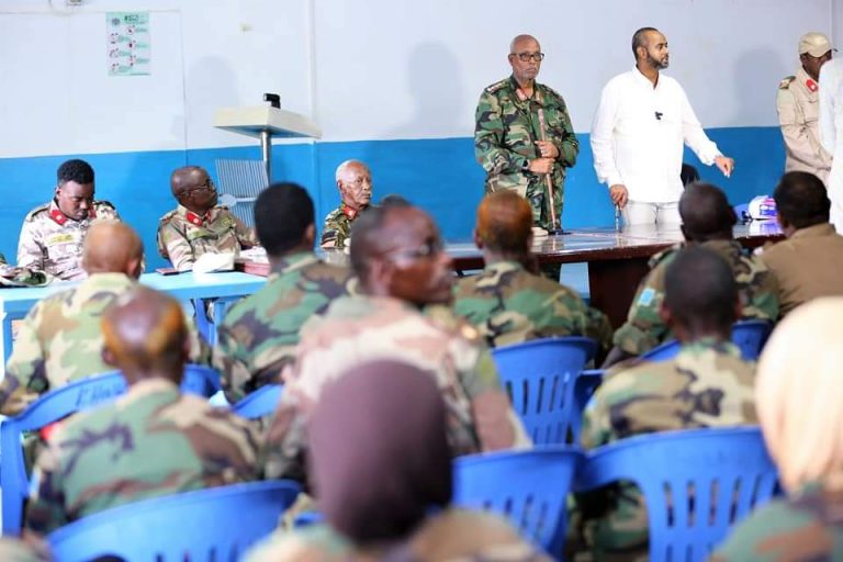 Wasiirka Gaashandhiga XFS oo kulan Dar daaran ah la qaatay Saraakiisha Taliska Qeybta 60-aad ee Ciidanka Xoogga Dalka.{SAWIRRO}
