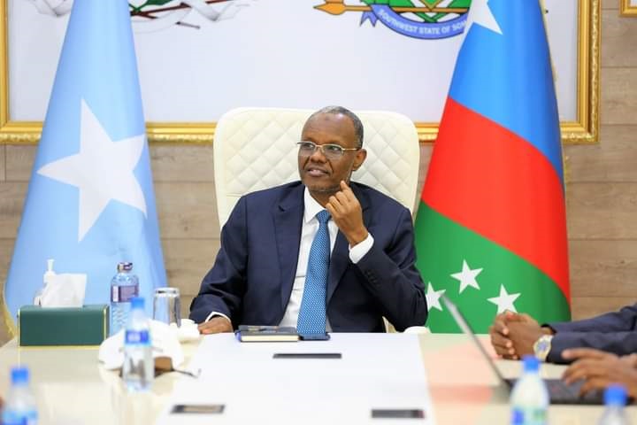 Madaxweynaha Dowladda Koonfur Galbeed ayaa qaabilay Maamuliyaasha Iskuulada ku yaala Magaalada Baydhabo oo kala hadlay sidii Iskuulada looga dhigi lahaa Af Maayga.