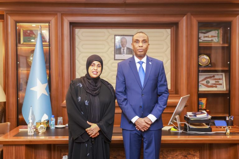 R/W Xamse oo Qaabilay Xildhibaan Hodan Xasan oo ka tirsan Aqalka Wakiillada Gobolka minnesota ee dalka mareykanka.