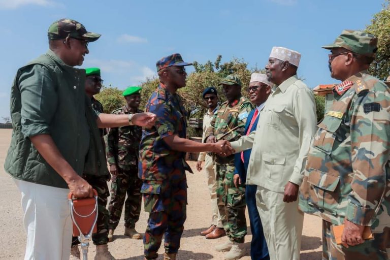 Wasiirka Gaashaandhigga Kenya oo Kismaayo gaaray.