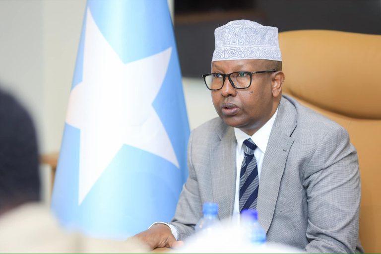 Wasiirka Arrimaha gudaha XFS oo maanta guddoomiyey kulan looga hadlayey shirka guud ee wasaaradda.