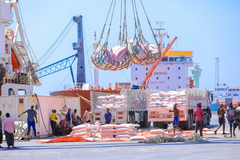 Hay’adda Maareynta Musiibooyinka oo Muqdisho ka dirtay Markab sida Shixnad gargaar ah.