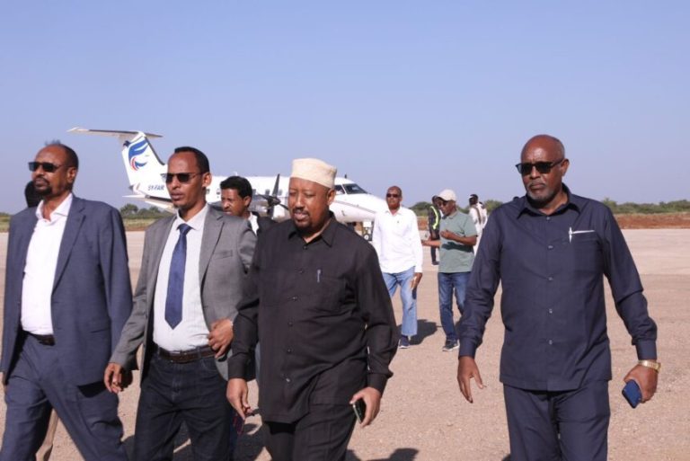 Wafdi uu hoggaaminayo Wasiir kuxigeenka Wasaaradda Howlah Guud XFS oo gaaray Magaalada Baydhabo