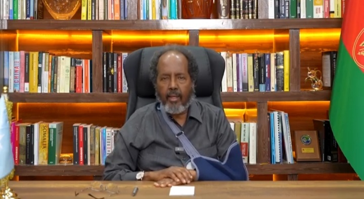 Madaxweyne Xasan Sheekh oo dadka Soomaaliyeed u diray farriin ku saabsan  cunaqabateynta hubka