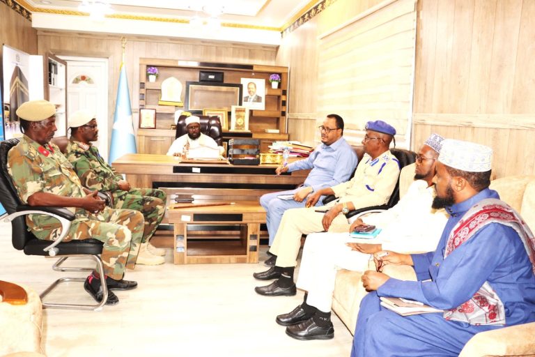 Wasiirka Awqaafta iyo Arimaha diinta oo xafiiskiisa ku qaabilay Hoggaanada wacyi galinta Ciidanka