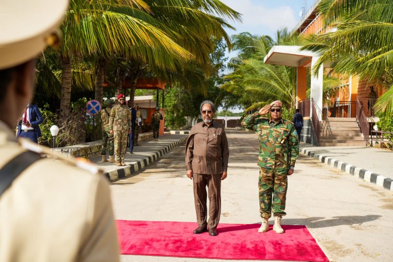 Madaxweynaha Jamhuuriyadda oo Kormeeray Wasaaradda Difaaca dalka.