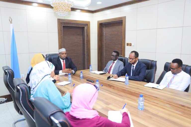 Wasiirka Qorsheynta XFS oo kulan la qaatay wafdi ka socday Dowladda Switzerland.