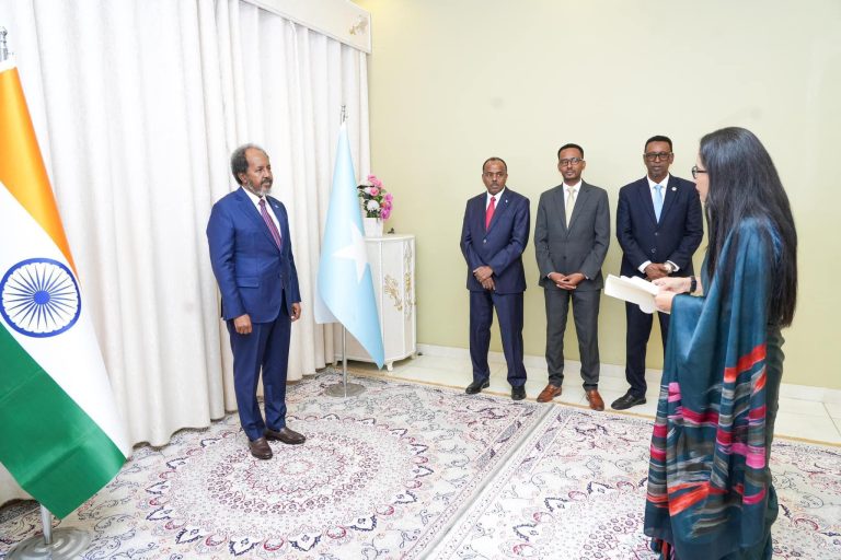 Madaxweyne Xasan Sheekh oo warqadaha aqoonsiga ka gudoomay Danjirayaasha dalalka Hindiya, Czech, Jaban iyo Jaamacadda Carabta.