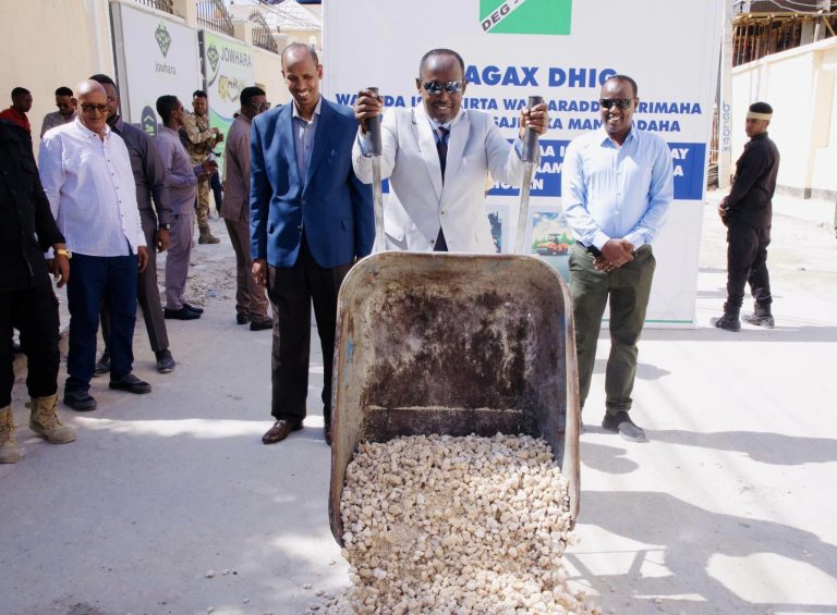 Guddoomiyaha gobolka Banaadir oo dhagax dhigay Waddo laga dhisayo degmada Hodan