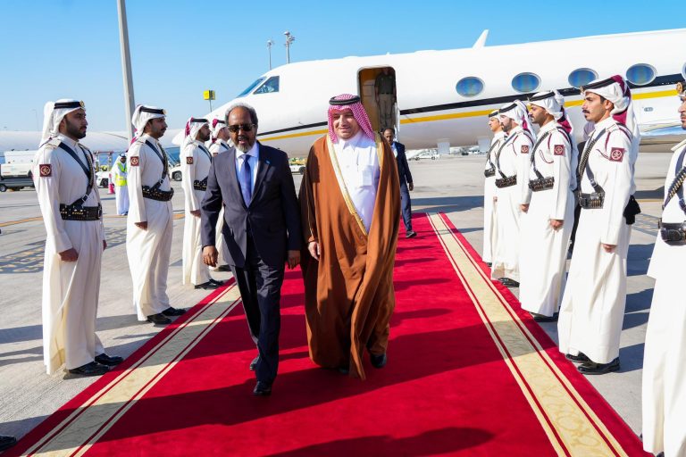 Madaxweynaha JFS Dr Xasan Sheekh Maxamuud ayaa gaaray dalka Qatar halkaas oo uu kula kulmi doono madaxda dalkaas.