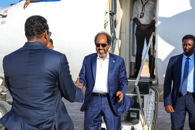 Madaxweyne Xasan Sheekh oo dardargalinaya dagaalka dalka looga sifeynayo Khawaarijta ayaa gaaray Magaalada Dhuusamareeb.