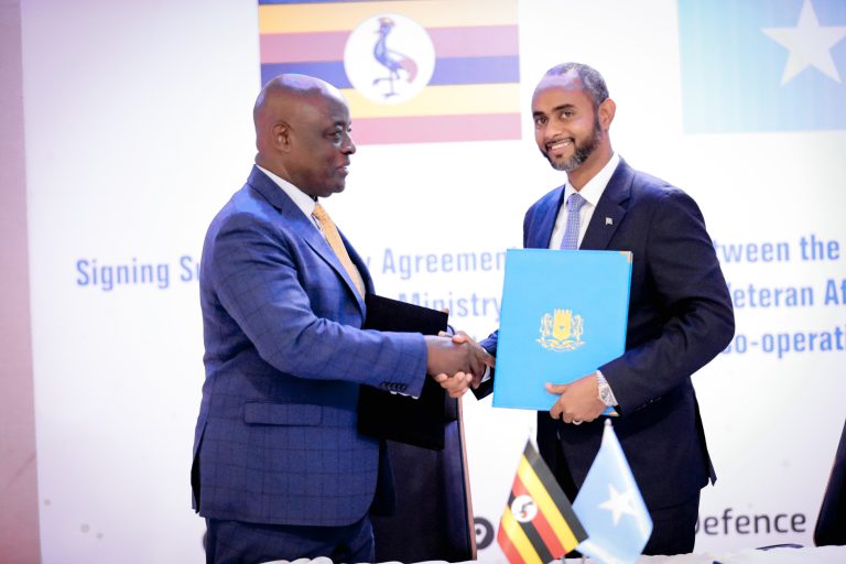 Wasaaradda Gaashaandhiga Soomaaliya iyo Uganda oo Muqdisho ku kala saxiixday dhammeystirka heshiis is af-garad.