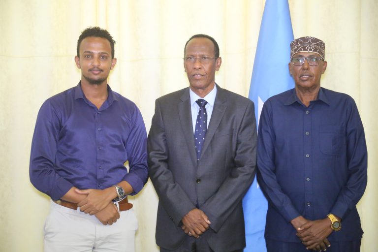 Ra’iisul Wasaarahii hore ee Soomaaliya ayaa maanta si rasmi ah u maray hannaanka diiwaangalinta Kaarka Aqoonsiga Qaran