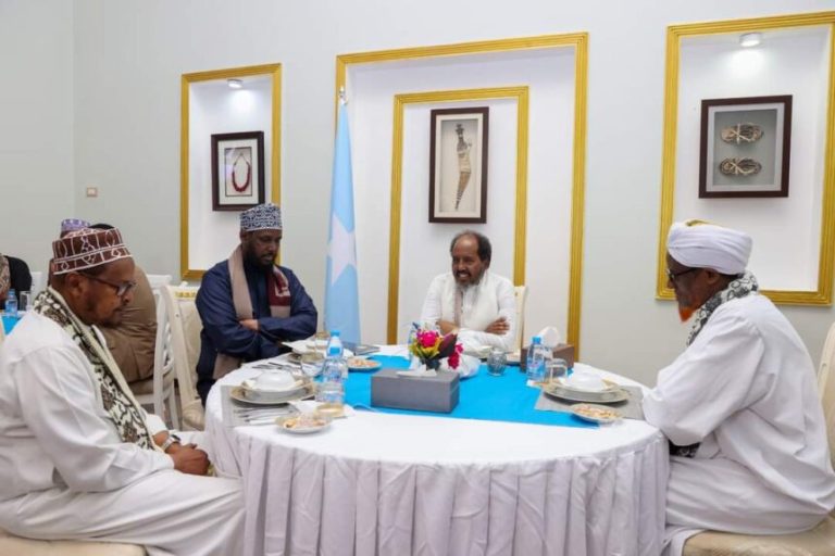 Madaxweyne Xasan oo kulan la qaatay culumada Soomaaliyeed