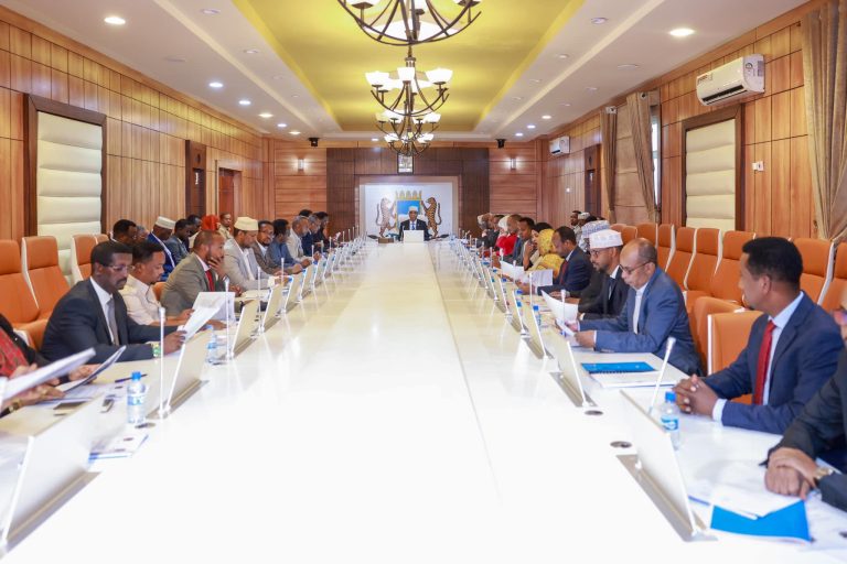 Shirka Golaha Wasiirrada oo lagu ansixiyey Guddoomiyaha iyo Agaasimaha Guud ee Bangiga Horumarinta Soomaaliya.