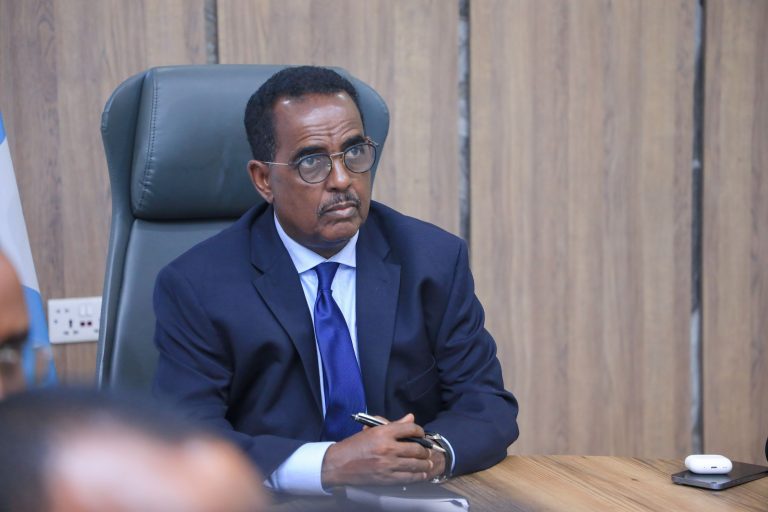 Wasiirka Cusub ee wasaaradda Arimaha Gudaha oo kormeer shaqo ku tahay Xarunta NIRA.