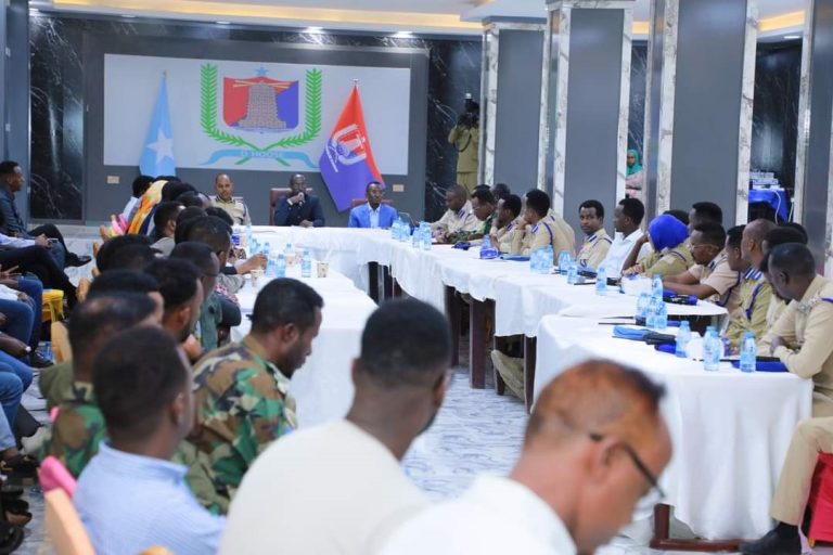 Taliyaha Ciidanka Boliiska  iyo Guddoomiyaha Gobolka Banaadir ayaa shir Gudoomiyay Shirka Amniga Caasimadda iyo kor u qaadida bilicda caasimada.